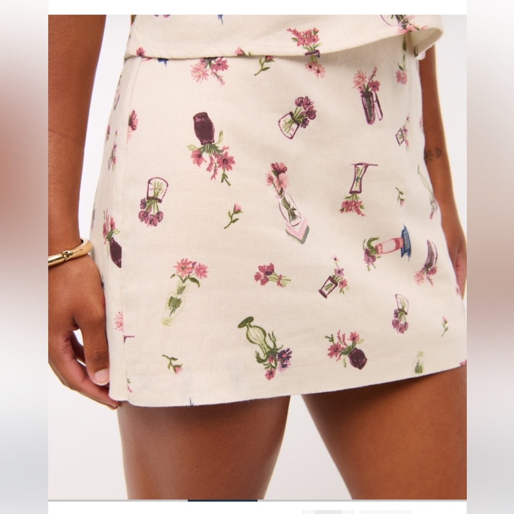 The A&F Scarlett Curve Love Linen-Blend Mini Skort